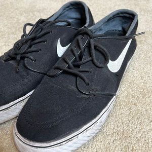 NIKE Black w White Swoosh Size 10.5